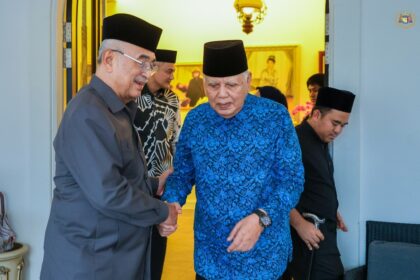 528267621_1218997890240535_8186115911248749635_n Yang di-Pertua Negeri Melaka mengunjungi dan menyantuni YABhg. Tun Datuk Seri Utama Dr. Mohd Khalil bin Yaakob