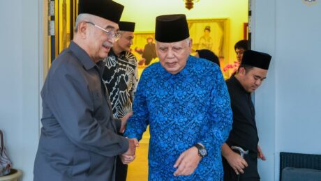 Yang di-Pertua Negeri Melaka mengunjungi dan menyantuni YABhg. Tun Datuk Seri Utama Dr. Mohd Khalil bin Yaakob