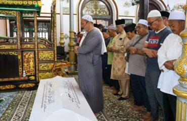 ang di-Pertua Negeri Melaka memberikan penghormatan terkahir kepada Allahyarham Datuk Haji Rahim bin Adam