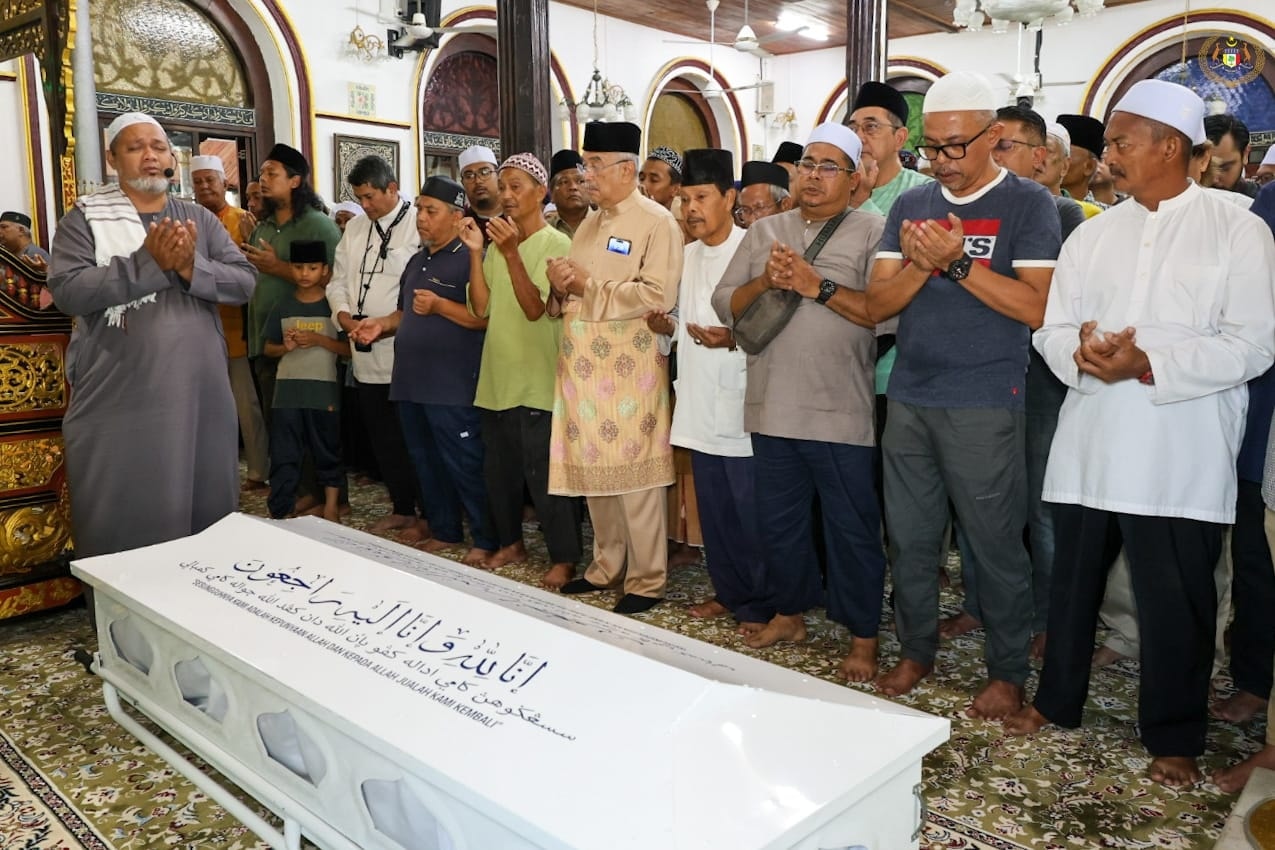 ang di-Pertua Negeri Melaka memberikan penghormatan terkahir kepada Allahyarham Datuk Haji Rahim bin Adam
