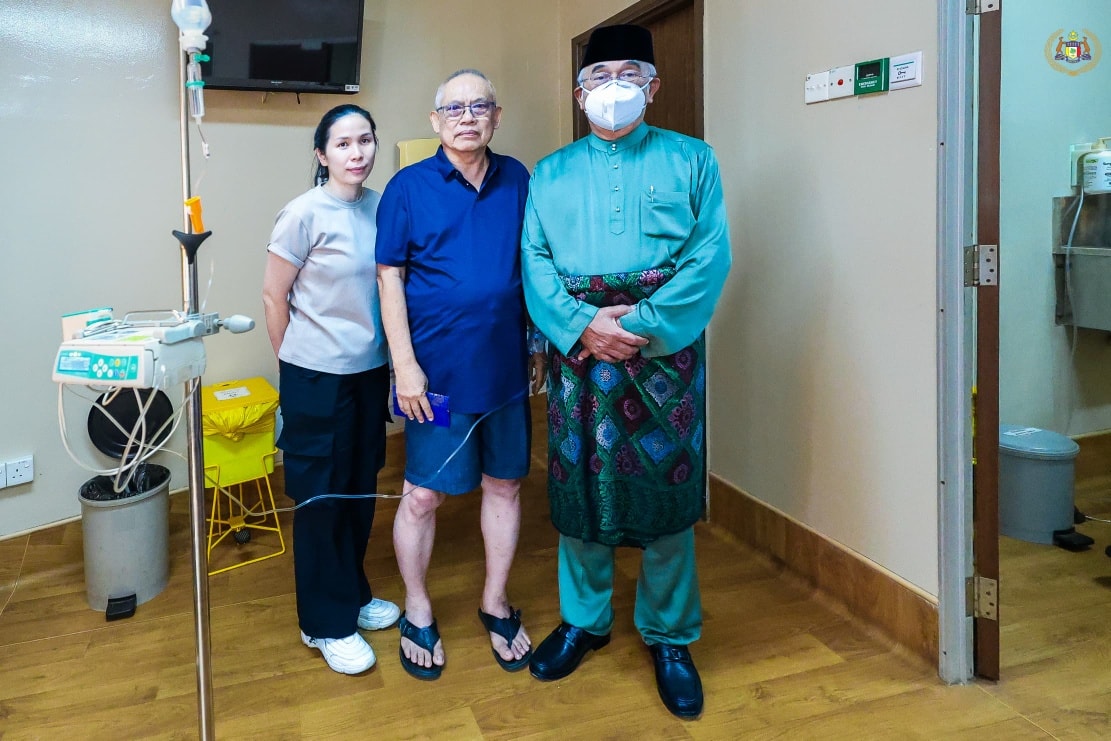 ang di-Pertua Negeri Melaka menunaikan Solat Jumaat di Masjid As-Saadah, Jalan Ujong Pasir, Melaka