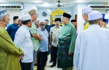 ang di-Pertua Negeri Melaka menunaikan Solat Jumaat di Masjid As-Saadah, Jalan Ujong Pasir, Melaka