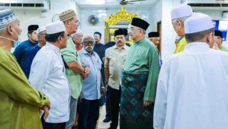 ang di-Pertua Negeri Melaka menunaikan Solat Jumaat di Masjid As-Saadah, Jalan Ujong Pasir, Melaka