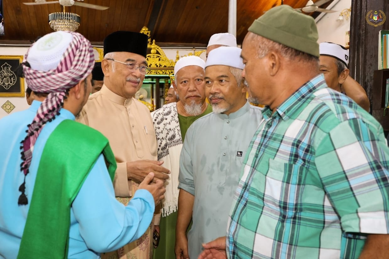 ang di-Pertua Negeri Melaka memberikan penghormatan terkahir kepada Allahyarham Datuk Haji Rahim bin Adam
