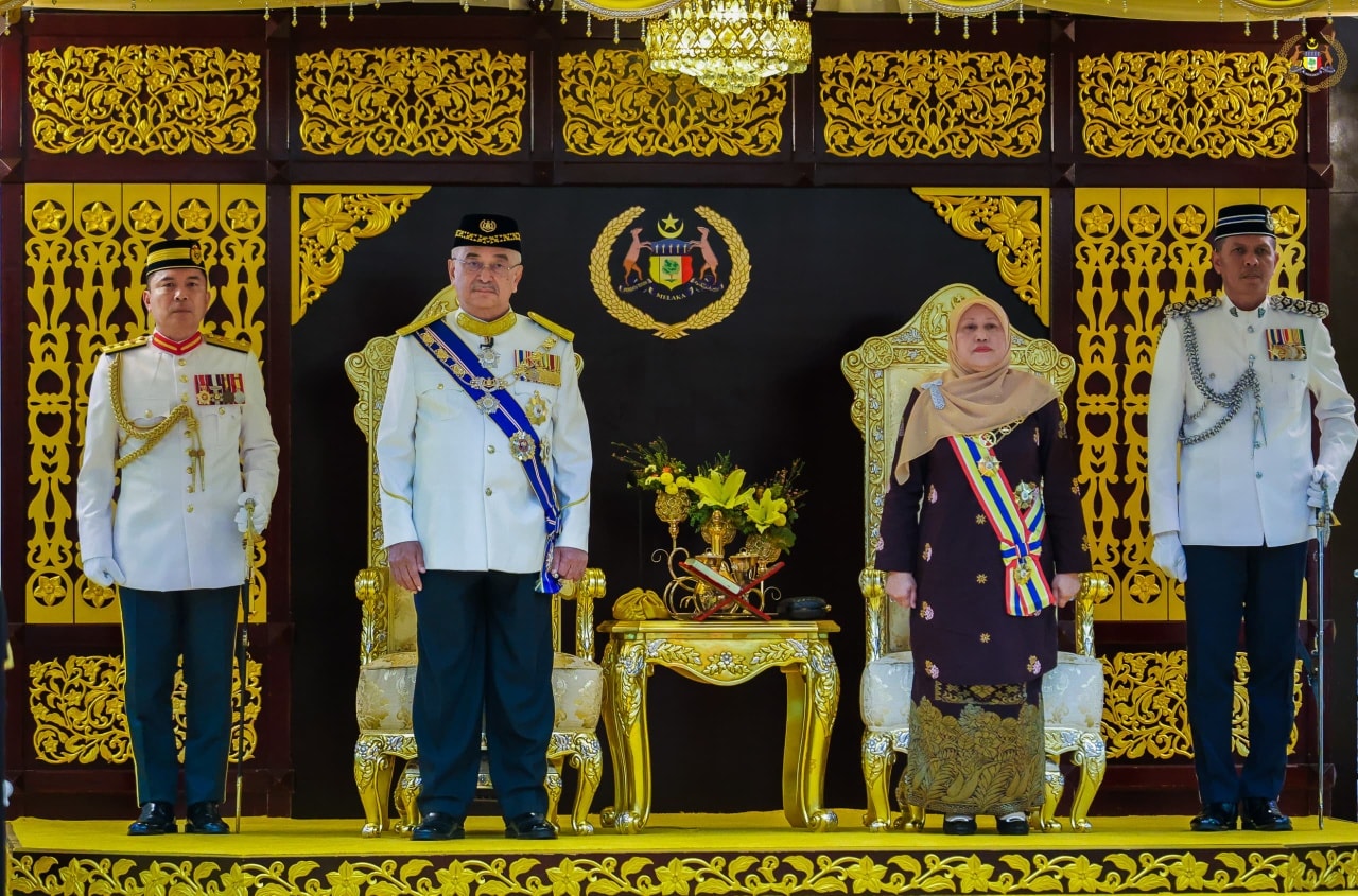 stiadat Perbarisan dan Kawalan Kehormatan Utama dan menyempurnakan Istiadat Penganugerahan Darjah, Bintang dan Pingat Kebesaran Negeri Melaka Sesi Pertama Sempena Sambutan Hari Jadi ke-76 Yang di-Pertua Negeri Melaka