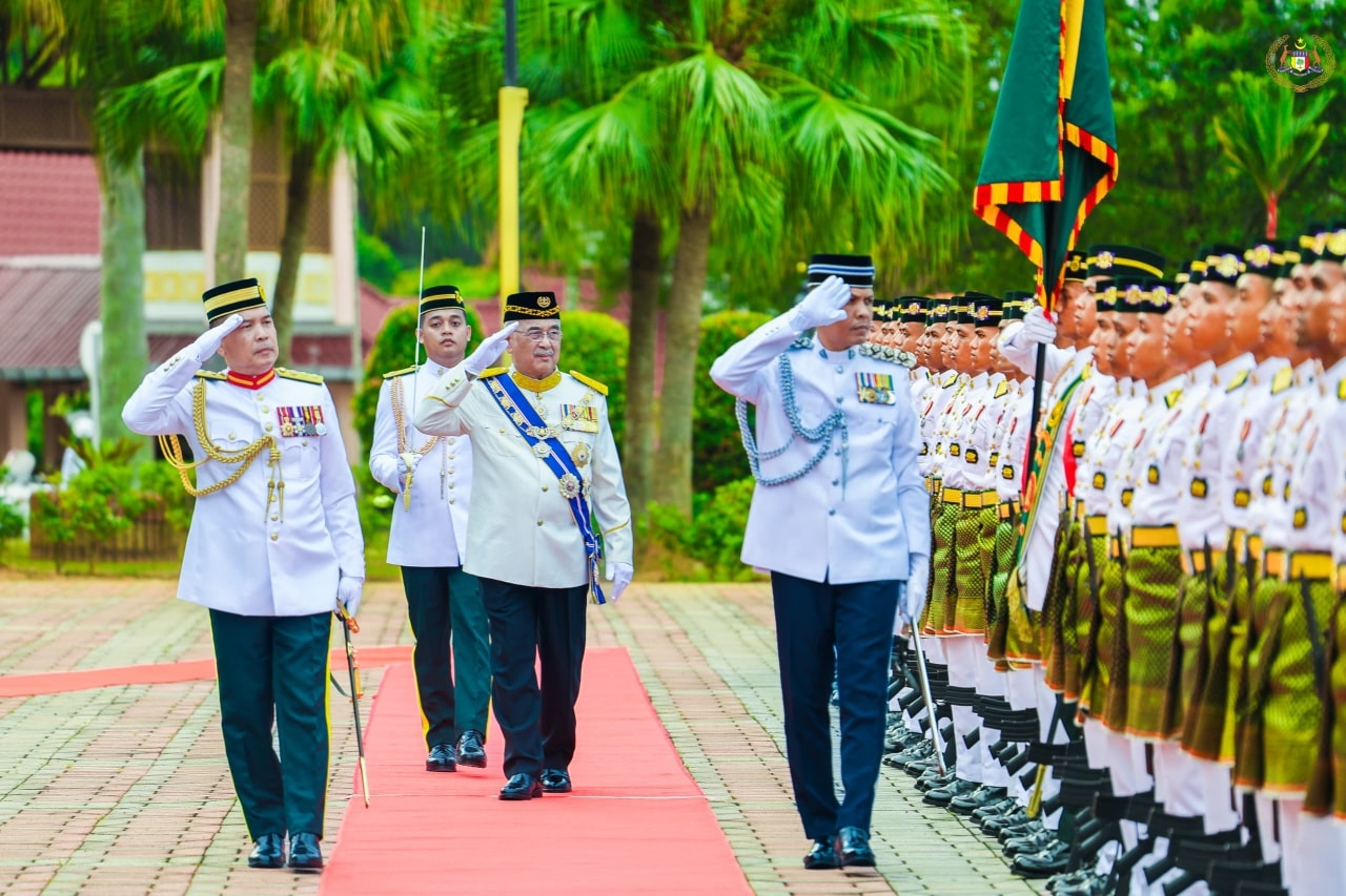 stiadat Perbarisan dan Kawalan Kehormatan Utama dan menyempurnakan Istiadat Penganugerahan Darjah, Bintang dan Pingat Kebesaran Negeri Melaka Sesi Pertama Sempena Sambutan Hari Jadi ke-76 Yang di-Pertua Negeri Melaka