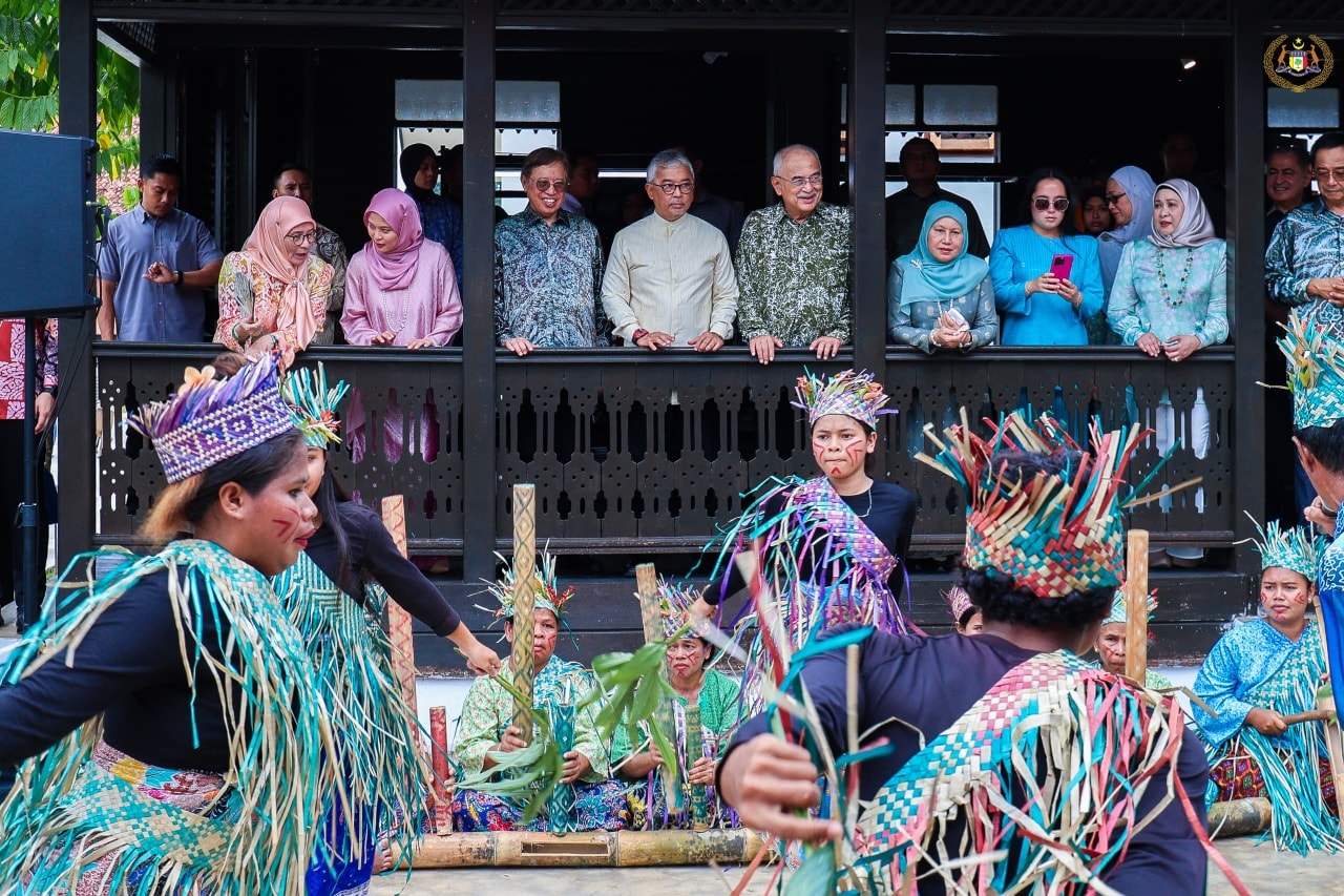 Yang di-Pertua Negeri Melaka dan YABhg. Toh Puan Datuk Wira (Dr.) Hajah Asmah binti Ab Rahman mengadakan lawatan ke Temasya Warisan Pahang