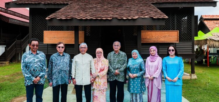 Yang di-Pertua Negeri Melaka dan YABhg. Toh Puan Datuk Wira (Dr.) Hajah Asmah binti Ab Rahman mengadakan lawatan ke Temasya Warisan Pahang