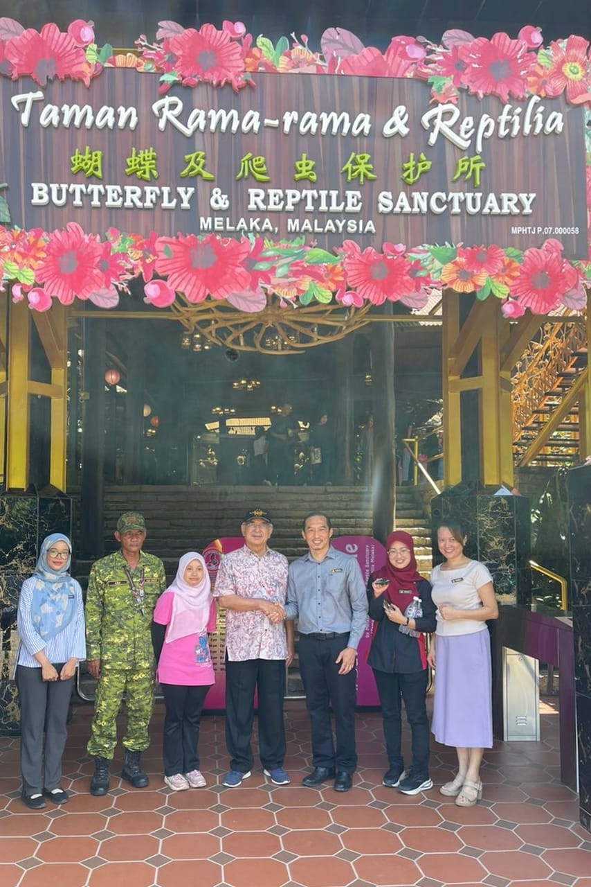 Yang di-Pertua Negeri Melaka meluangkan masa sempena cuti umum Hari Malaysia berkunjung ke Taman Rama-Rama & Reptilia