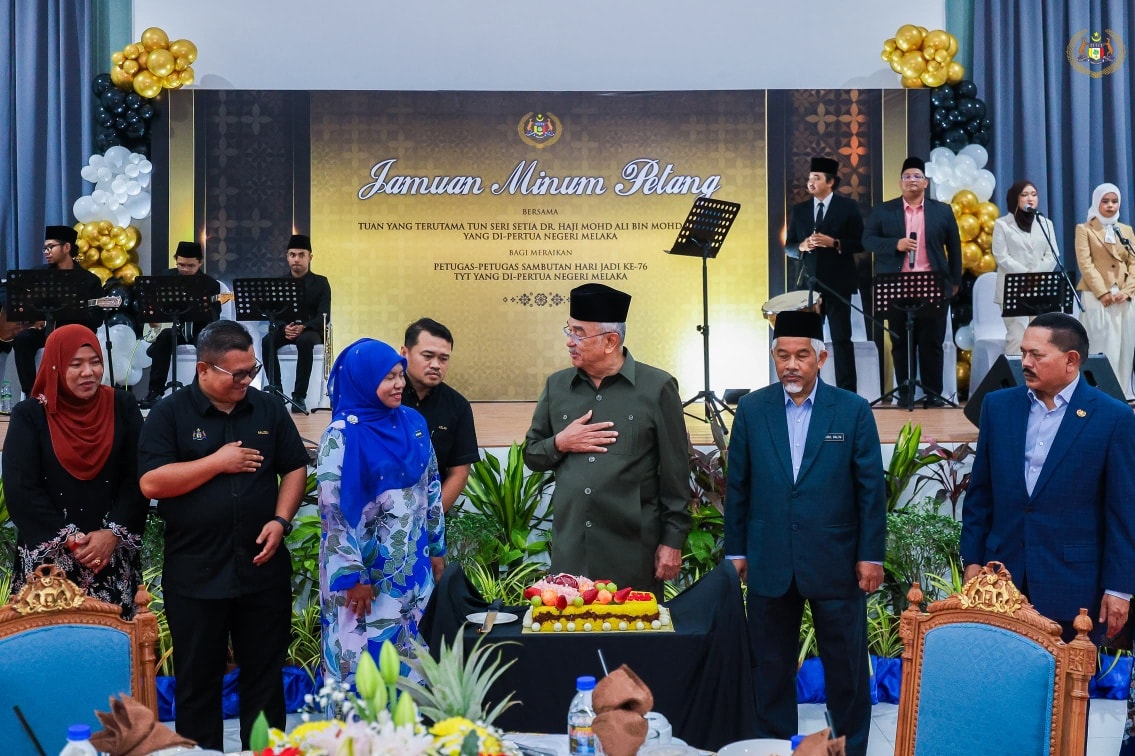 Jamuan Minum Petang bersama Petugas-Petugas Sempena Hari Jadi TYT Ke-76