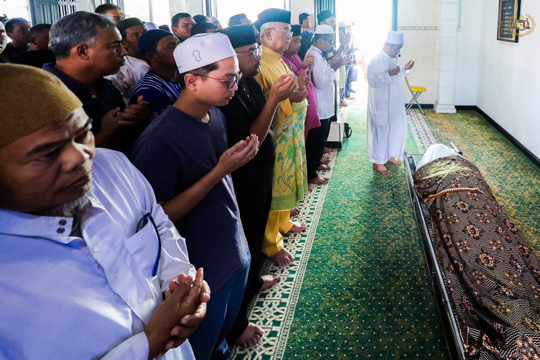 Yang di-Pertua Negeri Melaka memberikan penghormatan terakhir kepada Allahyarham Encik Hamidi Bin Abu Hassan