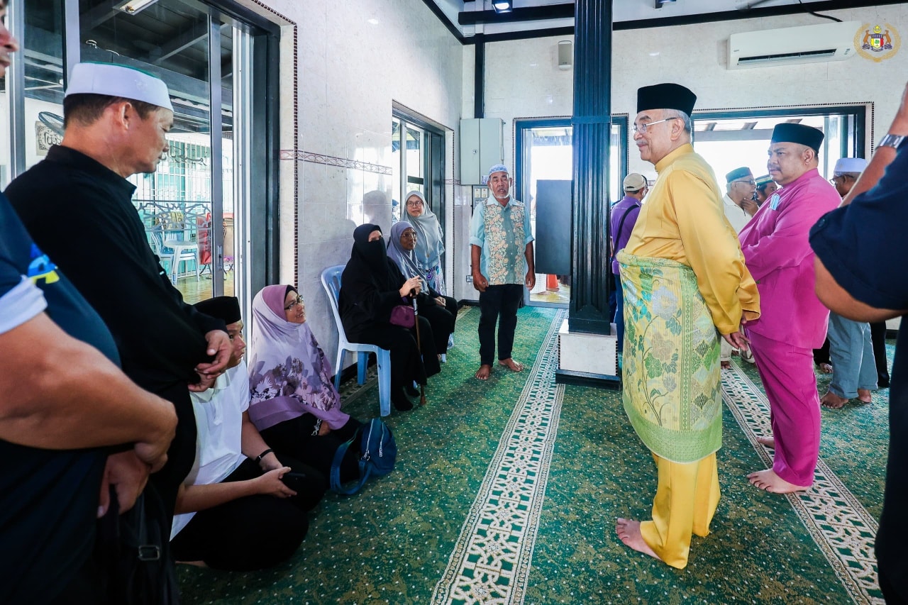 Yang di-Pertua Negeri Melaka memberikan penghormatan terakhir kepada Allahyarham Encik Hamidi Bin Abu Hassan
