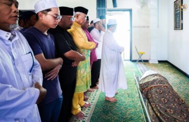Yang di-Pertua Negeri Melaka memberikan penghormatan terakhir kepada Allahyarham Encik Hamidi Bin Abu Hassan