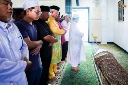 Yang di-Pertua Negeri Melaka memberikan penghormatan terakhir kepada Allahyarham Encik Hamidi Bin Abu Hassan