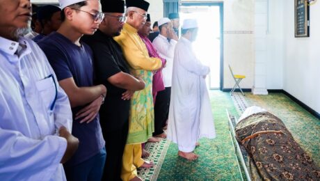Yang di-Pertua Negeri Melaka memberikan penghormatan terakhir kepada Allahyarham Encik Hamidi Bin Abu Hassan