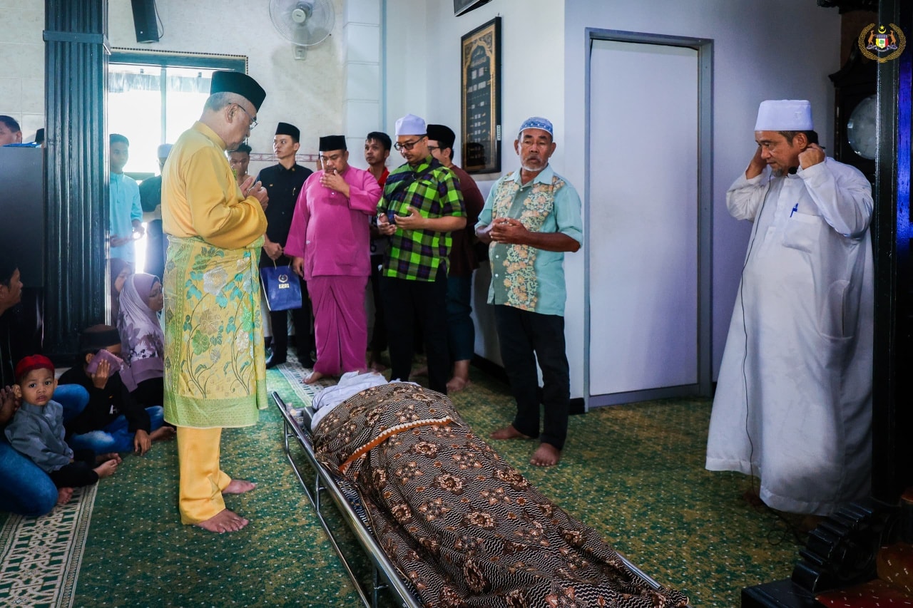 Yang di-Pertua Negeri Melaka memberikan penghormatan terakhir kepada Allahyarham Encik Hamidi Bin Abu Hassan