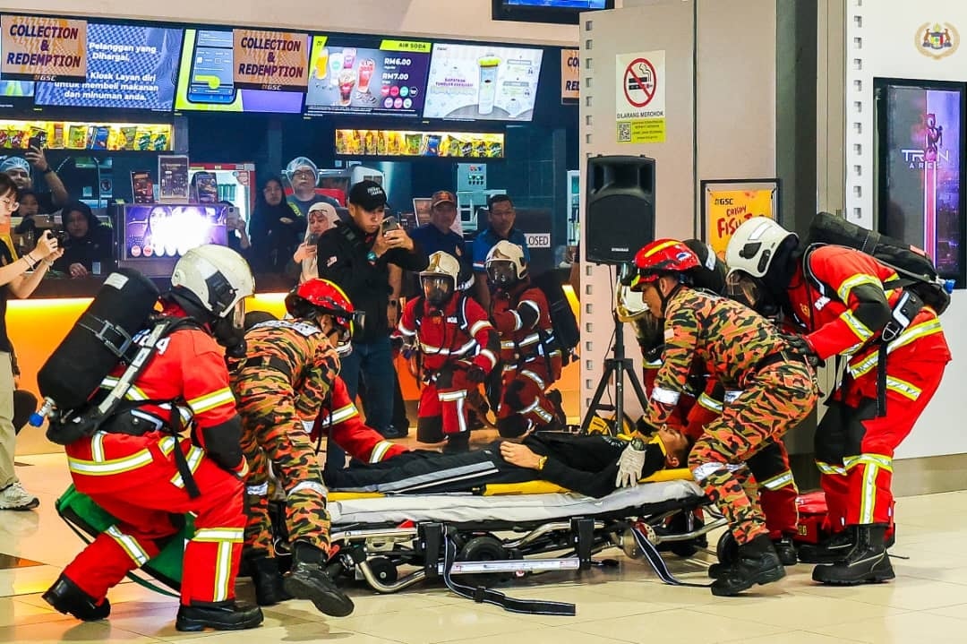 ang di-Pertua Negeri Melaka hadir ke tayangan Khas Filem ''Legasi Bomba The Movie'' di GSC AEON Bandaraya Melaka