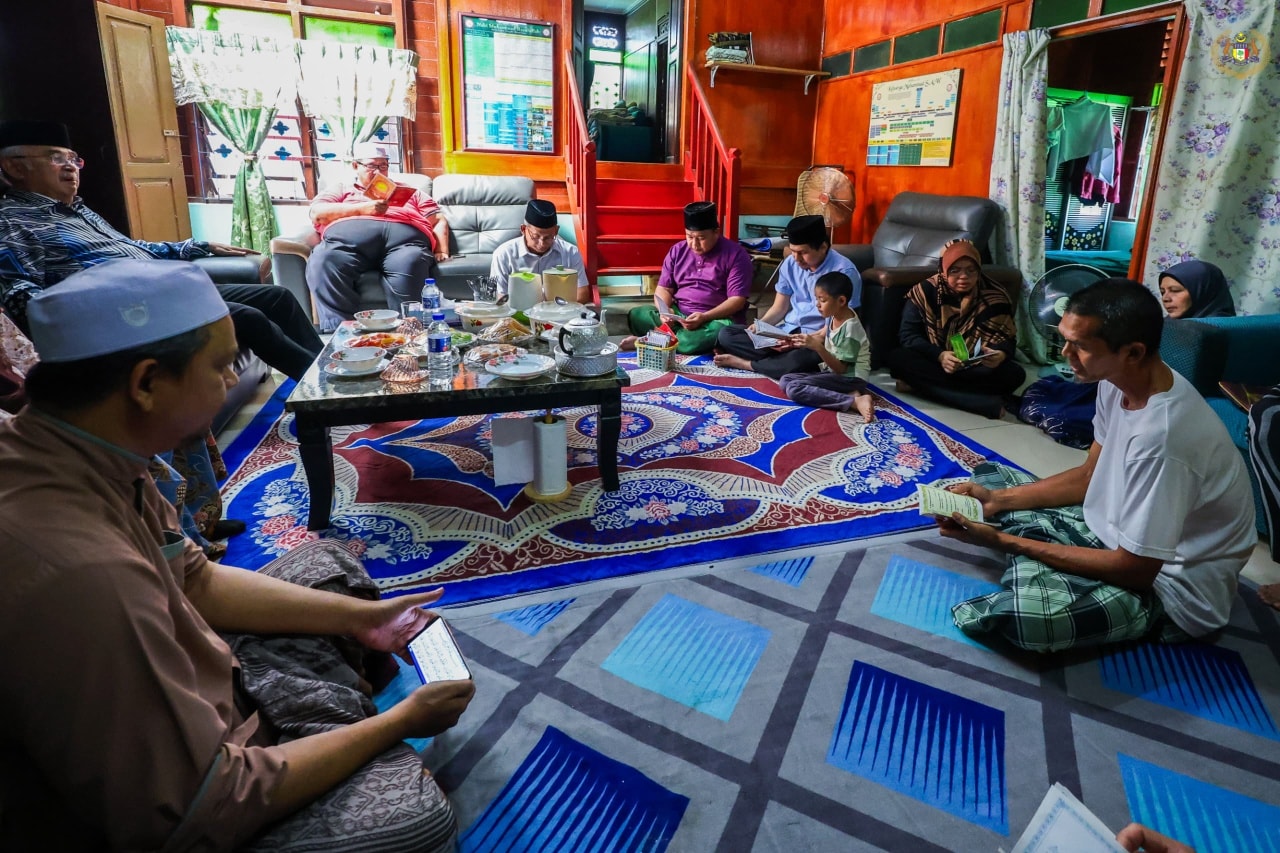 Menziarahi YBhg. Datuk Seri Haji Naim bin Abu Bakar