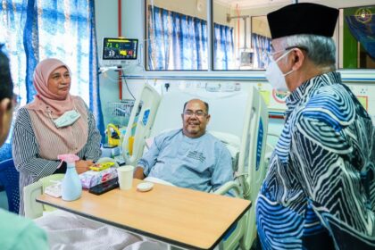 Menziarahi YBhg. Datuk Seri Haji Naim bin Abu Bakar
