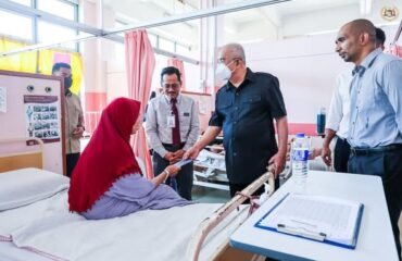 TYT Tun Seri Setia Dr. Haji Mohd Ali bin Mohd Rustam, Yang di-Pertua Negeri Melaka menziarahi Puan Nur Izaati binti Ismail dan Menyantuni semua pesakit-pesakit di wad tersebut
