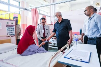 TYT Tun Seri Setia Dr. Haji Mohd Ali bin Mohd Rustam, Yang di-Pertua Negeri Melaka menziarahi Puan Nur Izaati binti Ismail dan Menyantuni semua pesakit-pesakit di wad tersebut