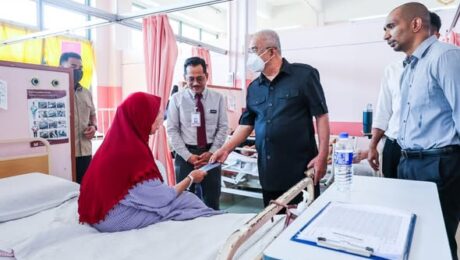 559456502_1299941368812853_493642091017590820_n TYT Tun Seri Setia Dr. Haji Mohd Ali bin Mohd Rustam, Yang di-Pertua Negeri Melaka menziarahi Puan Nur Izaati binti Ismail dan Menyantuni semua pesakit-pesakit di wad tersebut