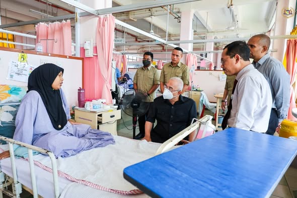 TYT Tun Seri Setia Dr. Haji Mohd Ali bin Mohd Rustam, Yang di-Pertua Negeri Melaka menziarahi Puan Nur Izaati binti Ismail dan Menyantuni semua pesakit-pesakit di wad tersebut
