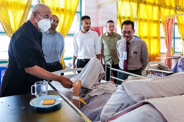 TYT Tun Seri Setia Dr. Haji Mohd Ali bin Mohd Rustam, Yang di-Pertua Negeri Melaka menziarahi Puan Nur Izaati binti Ismail dan Menyantuni semua pesakit-pesakit di wad tersebut