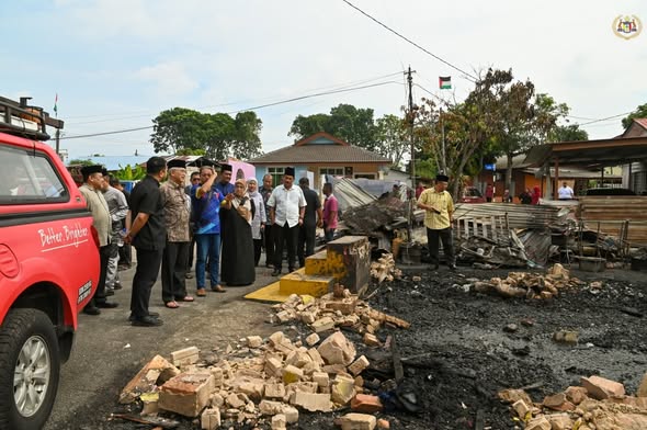menyantuni Puan Salmah Yusuf yang telah kehilangan rumah