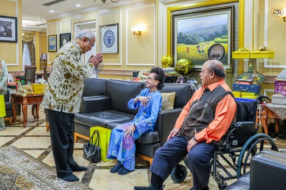 Menjunjung Kasih DYMM Tuanku Syed Sirajuddin Jamalullail, Raja Perlis dan DYMM Tuanku Tengku Fauziah Binti Almarhum Tengku Abdul Rashid, Raja Perempuan Perlis