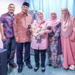 Melawat Tiga Bayi Kembar yang Telah Dilahirkan Melalui Rawatan Persenyawaan Tabung Uji (IVF) yang ditaja oleh Baginda Tengku melalui Yayasan Fertiliti Tunku Azizah (TAFF) di Hospital Melaka