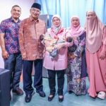 Melawat Tiga Bayi Kembar yang Telah Dilahirkan Melalui Rawatan Persenyawaan Tabung Uji (IVF) yang ditaja oleh Baginda Tengku melalui Yayasan Fertiliti Tunku Azizah (TAFF) di Hospital Melaka