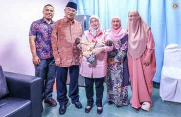 Melawat Tiga Bayi Kembar yang Telah Dilahirkan Melalui Rawatan Persenyawaan Tabung Uji (IVF) yang ditaja oleh Baginda Tengku melalui Yayasan Fertiliti Tunku Azizah (TAFF) di Hospital Melaka
