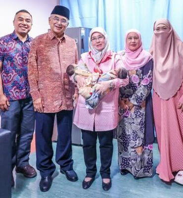 590082678_1325938679546455_8247661073479077369_n Melawat Tiga Bayi Kembar yang Telah Dilahirkan Melalui Rawatan Persenyawaan Tabung Uji (IVF) yang ditaja oleh Baginda Tengku melalui Yayasan Fertiliti Tunku Azizah (TAFF) di Hospital Melaka