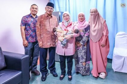 Melawat Tiga Bayi Kembar yang Telah Dilahirkan Melalui Rawatan Persenyawaan Tabung Uji (IVF) yang ditaja oleh Baginda Tengku melalui Yayasan Fertiliti Tunku Azizah (TAFF) di Hospital Melaka