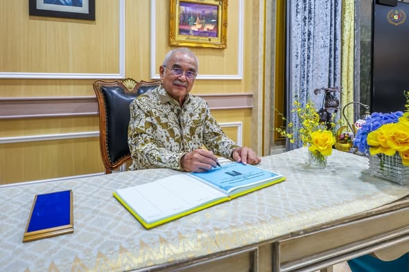 Menjunjung Kasih DYMM Tuanku Syed Sirajuddin Jamalullail, Raja Perlis dan DYMM Tuanku Tengku Fauziah Binti Almarhum Tengku Abdul Rashid, Raja Perempuan Perlis