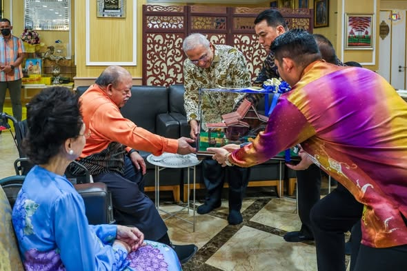 Menjunjung Kasih DYMM Tuanku Syed Sirajuddin Jamalullail, Raja Perlis dan DYMM Tuanku Tengku Fauziah Binti Almarhum Tengku Abdul Rashid, Raja Perempuan Perlis
