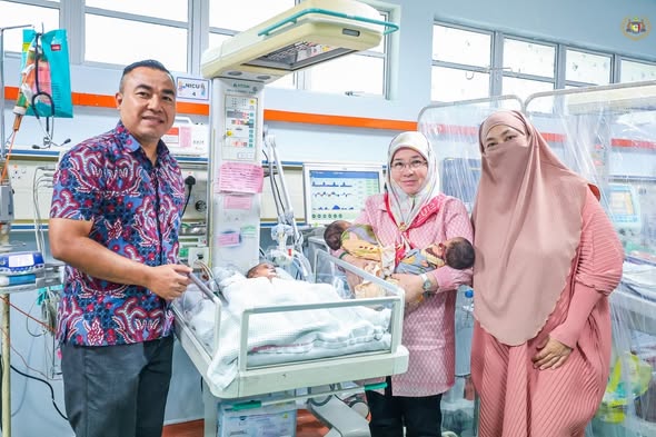 Melawat Tiga Bayi Kembar yang Telah Dilahirkan Melalui Rawatan Persenyawaan Tabung Uji (IVF) yang ditaja oleh Baginda Tengku melalui Yayasan Fertiliti Tunku Azizah (TAFF) di Hospital Melaka