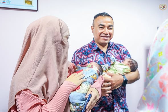 Melawat Tiga Bayi Kembar yang Telah Dilahirkan Melalui Rawatan Persenyawaan Tabung Uji (IVF) yang ditaja oleh Baginda Tengku melalui Yayasan Fertiliti Tunku Azizah (TAFF) di Hospital Melaka