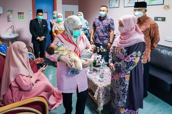 Melawat Tiga Bayi Kembar yang Telah Dilahirkan Melalui Rawatan Persenyawaan Tabung Uji (IVF) yang ditaja oleh Baginda Tengku melalui Yayasan Fertiliti Tunku Azizah (TAFF) di Hospital Melaka