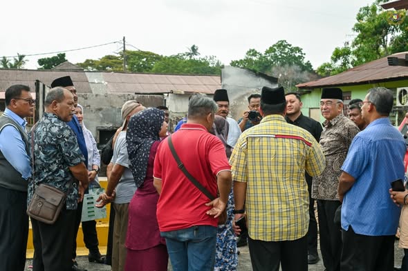 menyantuni Puan Salmah Yusuf yang telah kehilangan rumah