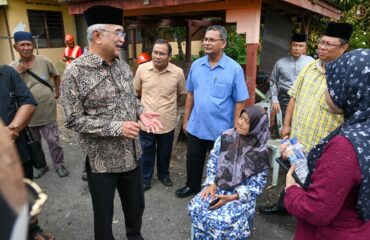 menyantuni Puan Salmah Yusuf yang telah kehilangan rumah