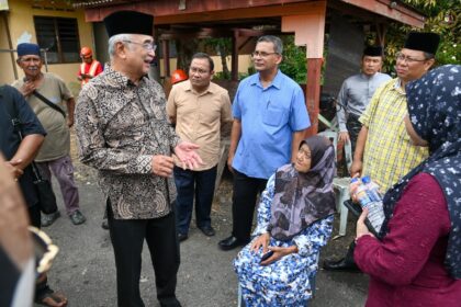 menyantuni Puan Salmah Yusuf yang telah kehilangan rumah