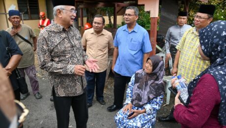 menyantuni Puan Salmah Yusuf yang telah kehilangan rumah
