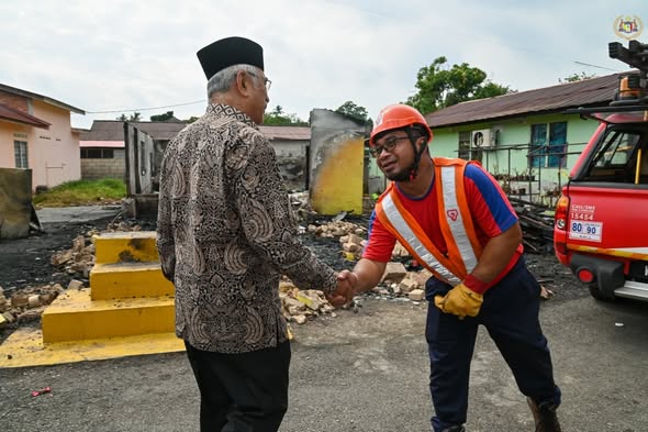 menyantuni Puan Salmah Yusuf yang telah kehilangan rumah