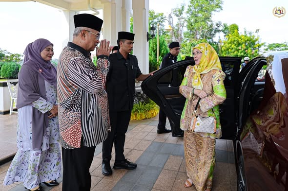 Menyambut Keberangkatan Tiba Kebawah Duli Paduka Baginda Tengku Ampuan Pahang, Tunku Azizah Aminah Maimunah Iskandariah binti Almarhum Sultan Iskandar Al-Haj
