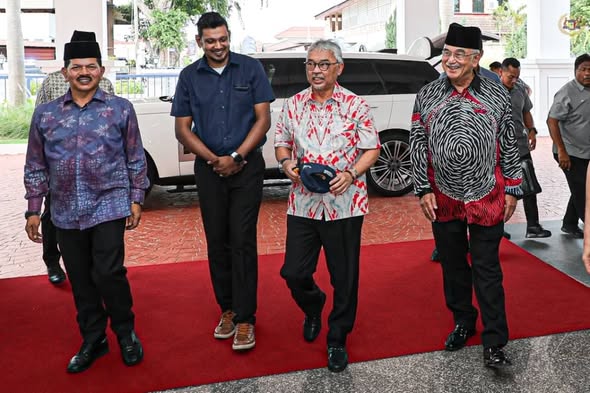 welcomes the arrival of His Royal Highness the Sultan of Pahang Al-Sultan Abdullah Ri'ayatuddin Al-Mustafa Billah Shah Ibni Late Sultan Haji Ahmad Shah