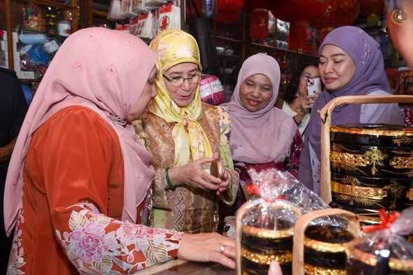 Paduka Baginda Tengku Ampuan Pahang, Tunku Azizah Aminah Maimunah Iskandariah binti Almarhum Sultan Iskandar Al-Haj berkenaan mencemar duli mengadakan lawatan sekitar Jonker Walk dan Bandar Hilir