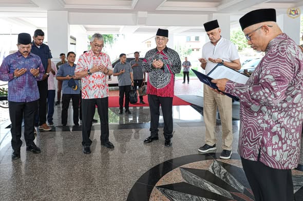 welcomes the arrival of His Royal Highness the Sultan of Pahang Al-Sultan Abdullah Ri'ayatuddin Al-Mustafa Billah Shah Ibni Late Sultan Haji Ahmad Shah
