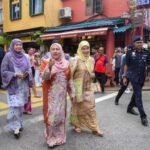 Paduka Baginda Tengku Ampuan Pahang, Tunku Azizah Aminah Maimunah Iskandariah binti Almarhum Sultan Iskandar Al-Haj berkenaan mencemar duli mengadakan lawatan sekitar Jonker Walk dan Bandar Hilir